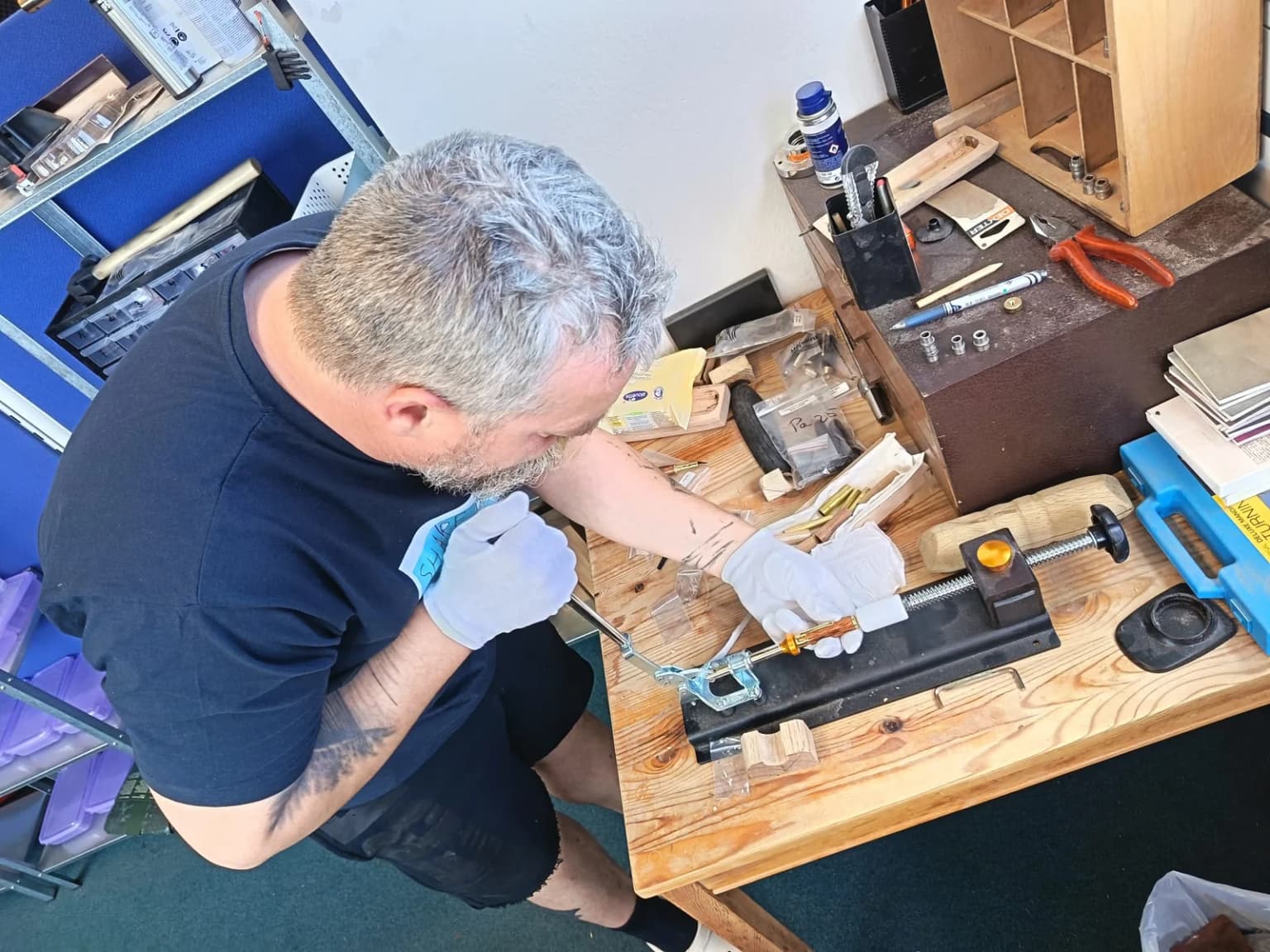 Daniel Schneider assembling a writing instrument at the LIGNORAE workbench