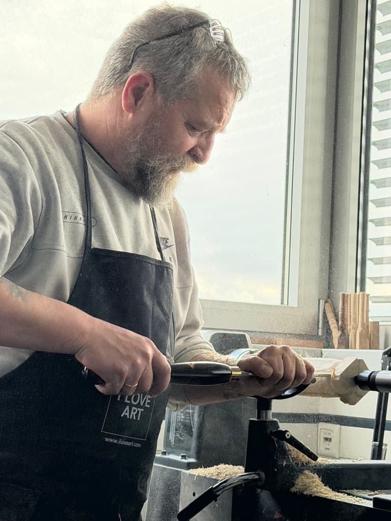 Daniel working inside the LIGNORAE atelier in Munich