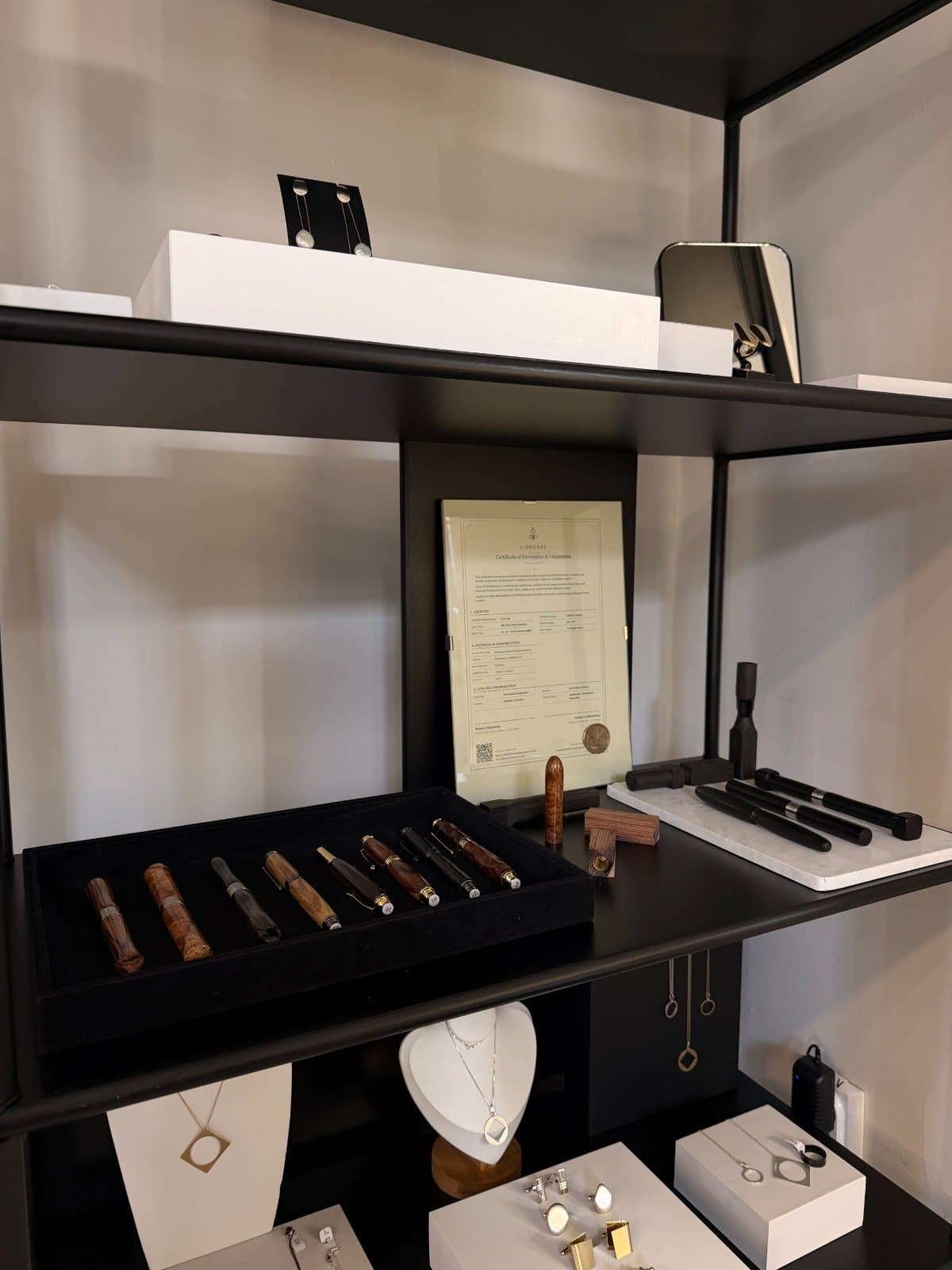 MONOM display with LIGNORAE pieces and contemporary jewellery