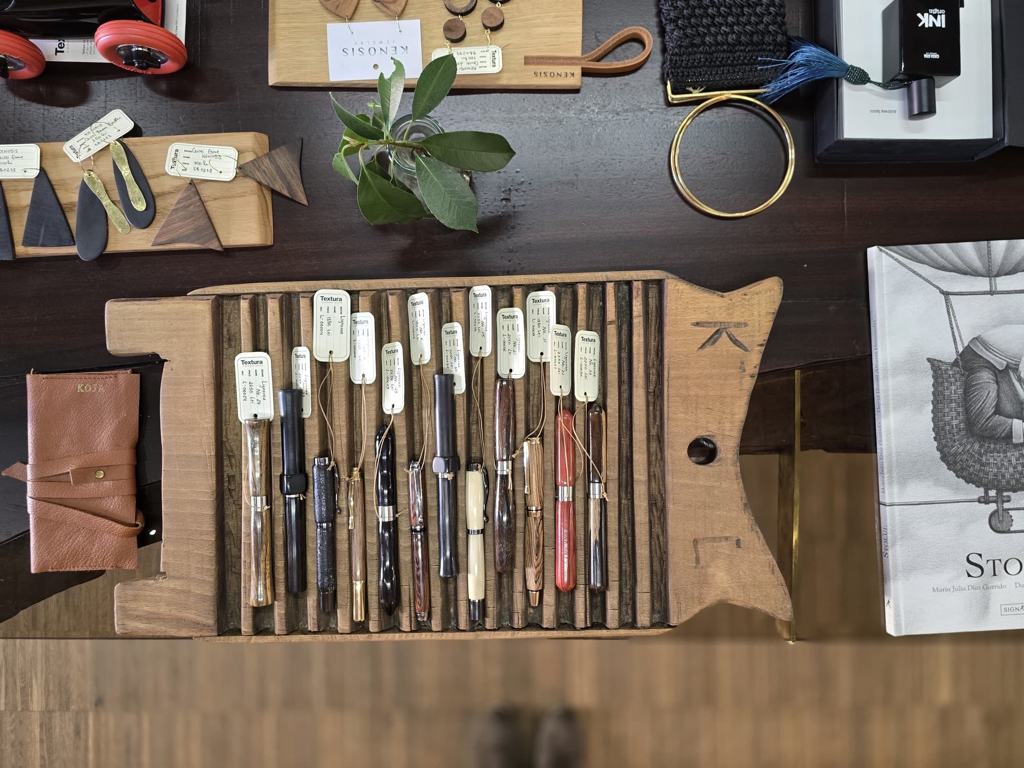 LIGNORAE Schreibobjekte auf einem Tisch im TEXTURA Concept Store